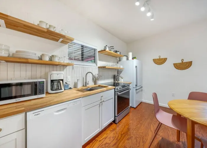 Holiday home And Cozy, 1 Bedroom 1 Ba, Near Alvernon Park *