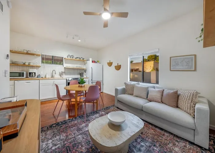 Holiday home And Cozy, 1 Bedroom 1 Ba, Near Alvernon Park *