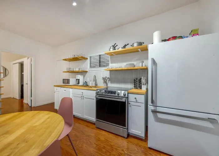 And Cozy, 1 Bedroom 1 Ba, Near Alvernon Park Holiday home *