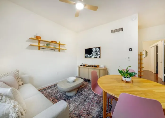Holiday home And Cozy, 1 Bedroom 1 Ba, Near Alvernon Park *